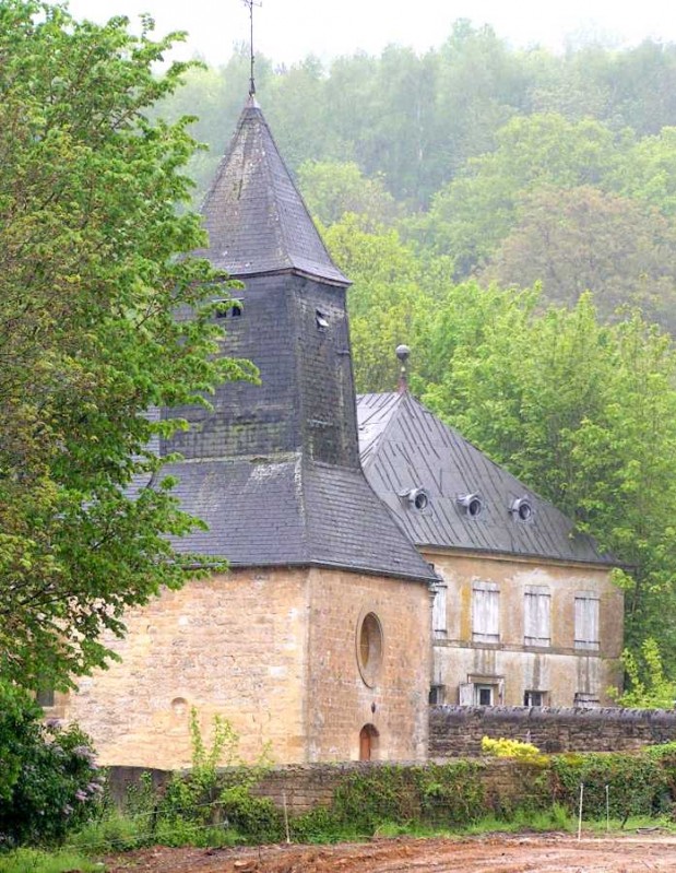 Ordonné prêtre en 1688 et envoyé comme curé de paroisse à Étrépigny non loin de Charleville